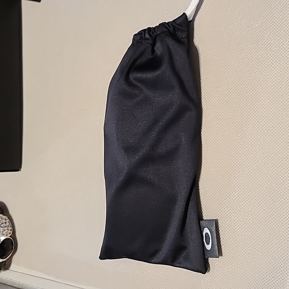 OAKLEY SUNGLASSES - Picture 10 of 11